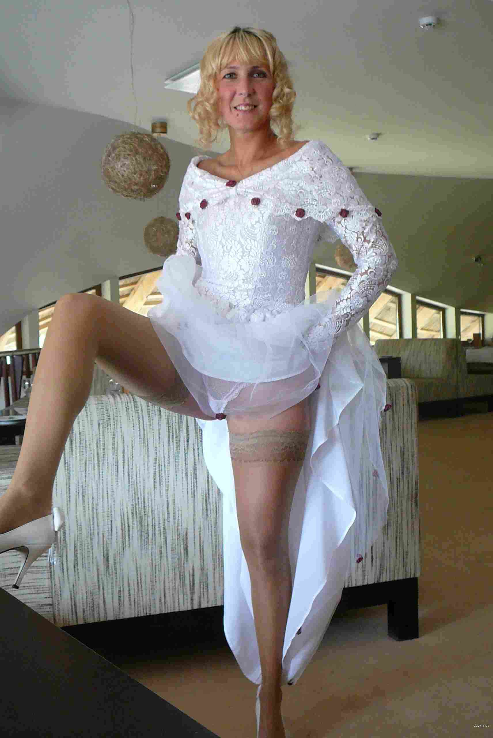 Mature Woman in Provocative Photo Shoot: Explicit and Bold Amateur Content