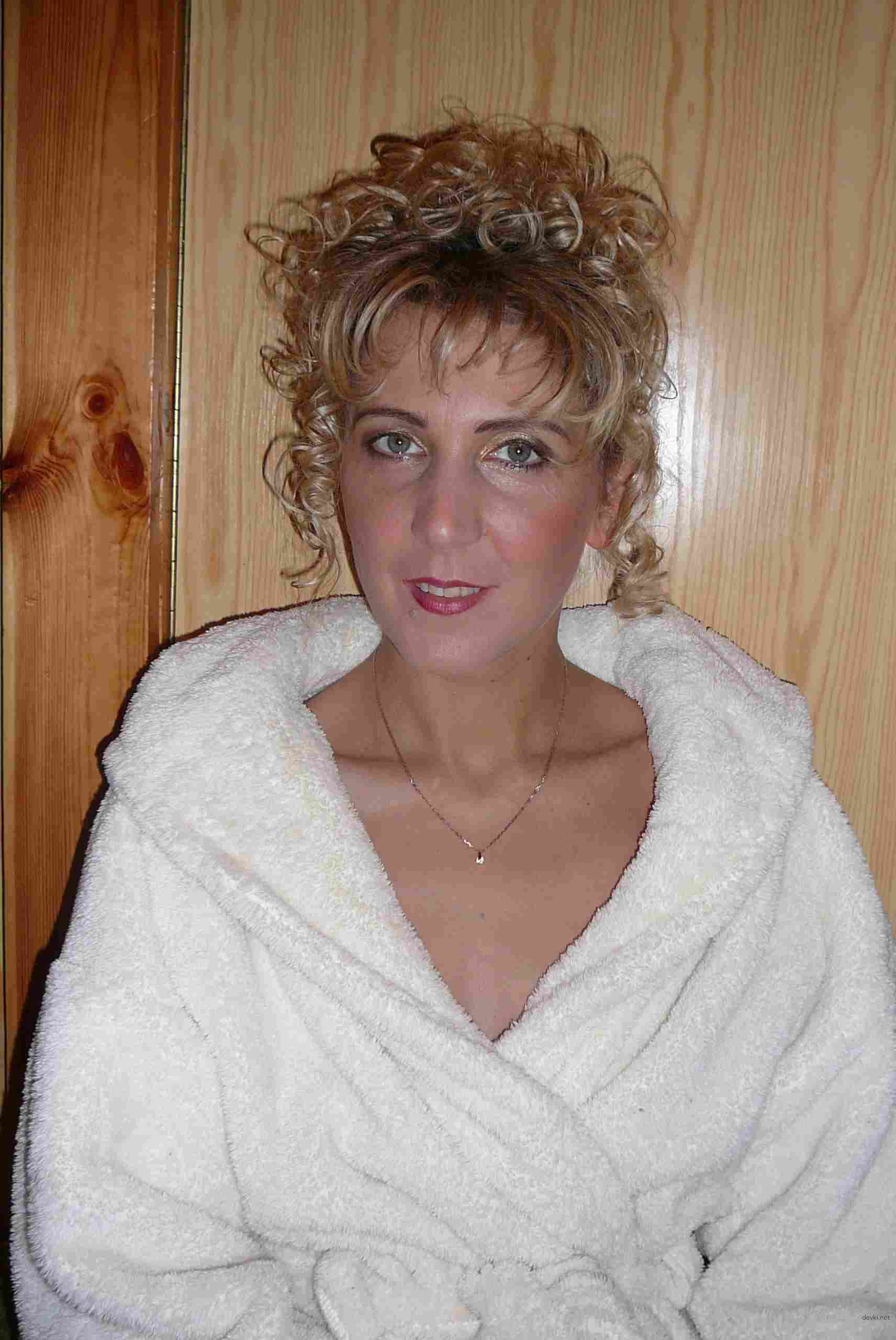 Mature Woman in Provocative Photo Shoot: Explicit and Bold Amateur Content