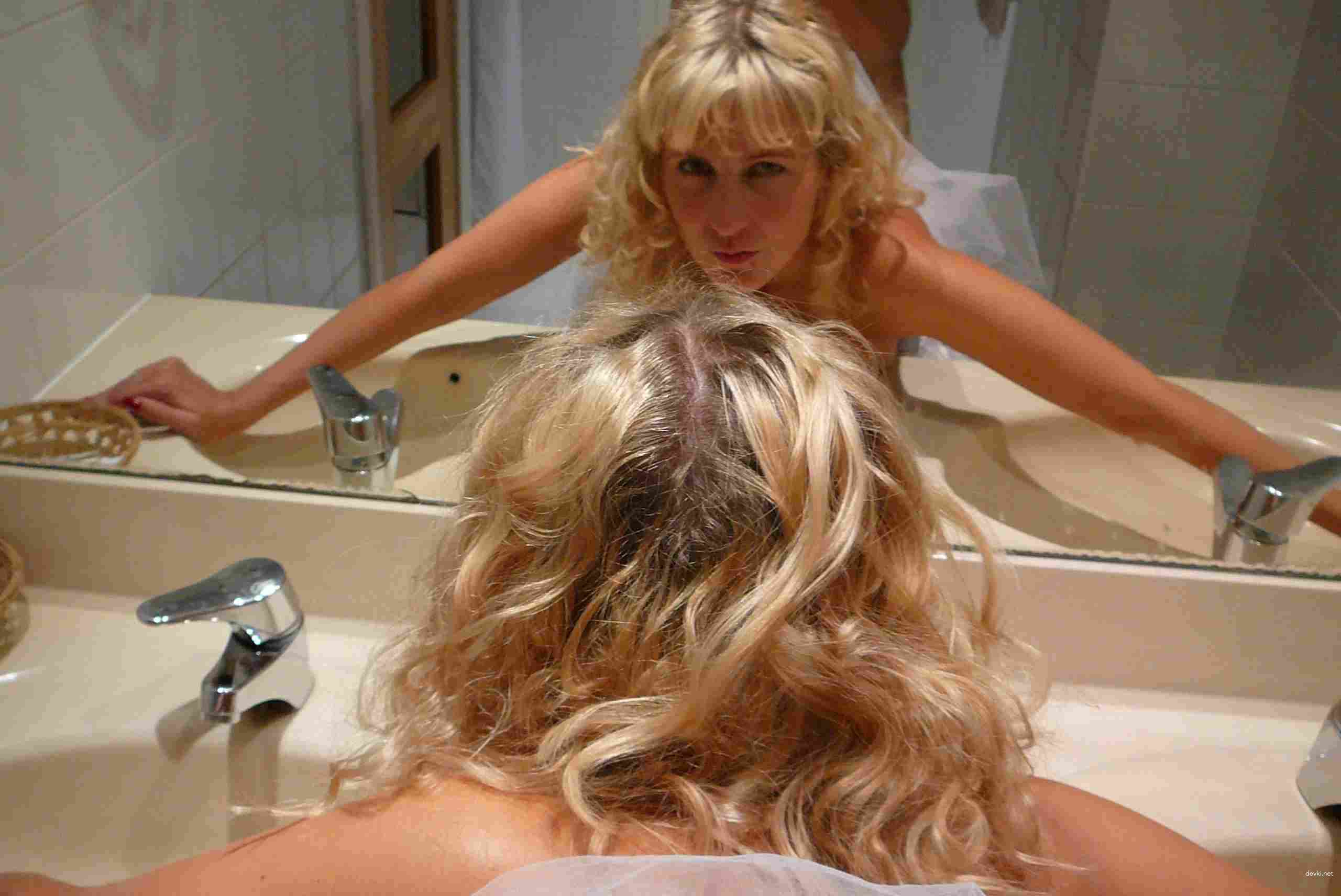 Mature Woman in Provocative Photo Shoot: Explicit and Bold Amateur Content