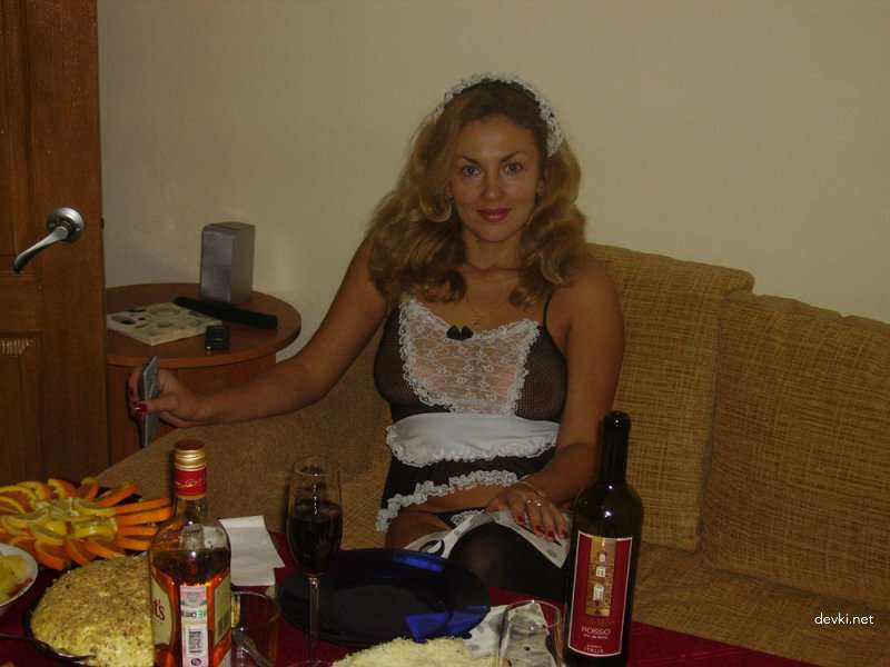 Naughty Wife Poses Nude: Amateur Photo Shoot with Playful Russian Wife