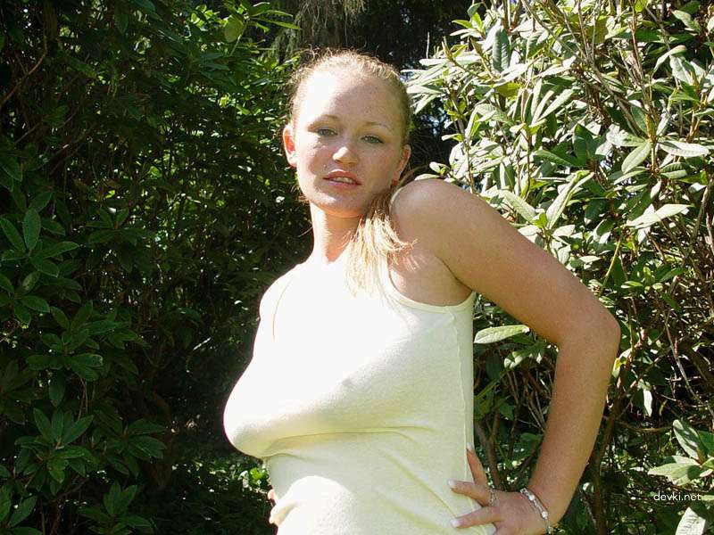 Sexy Topless Girl Poses Amateur Photo Shoot - Explicit Nudity