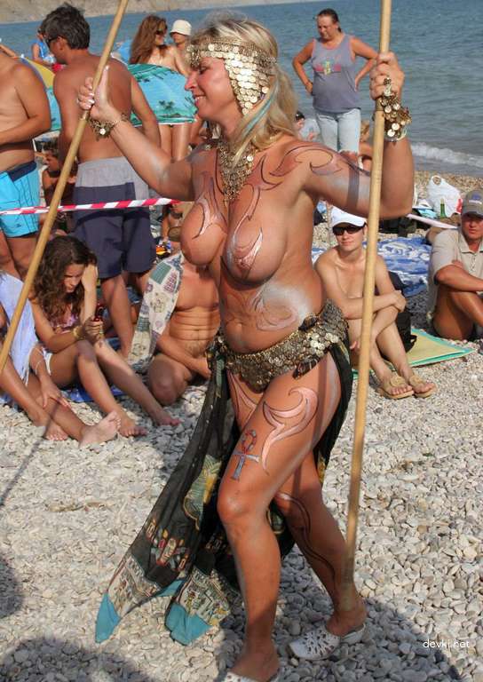 Explicit Nude Girls on Beach: Amateur Beach Babes Caught on Camera