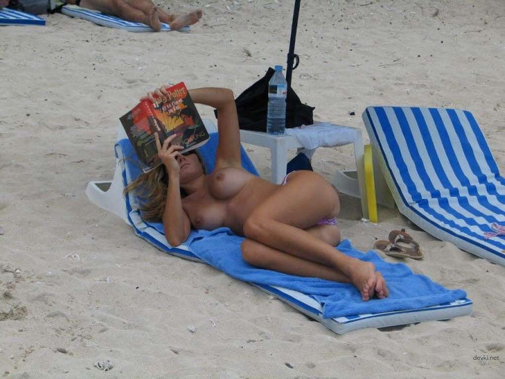 Explicit Nude Girls on Beach: Amateur Beach Babes Caught on Camera