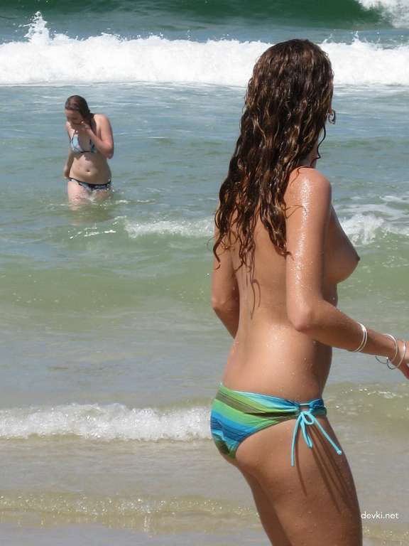 Explicit Nude Girls on Beach: Amateur Beach Babes Caught on Camera