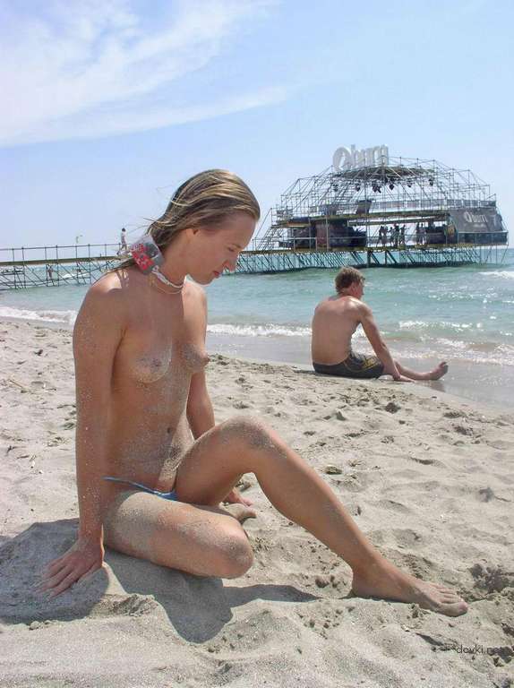 Explicit Nude Girls on Beach: Amateur Beach Babes Caught on Camera