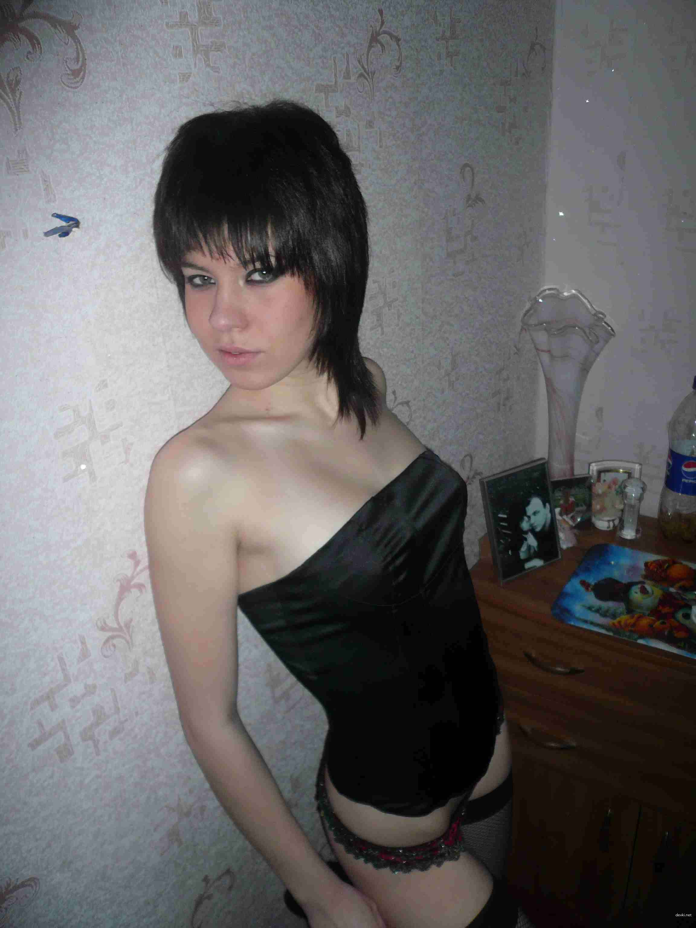 Hot and Naughty Girl Porn Photos: Sexy Babe Showing It All Off
