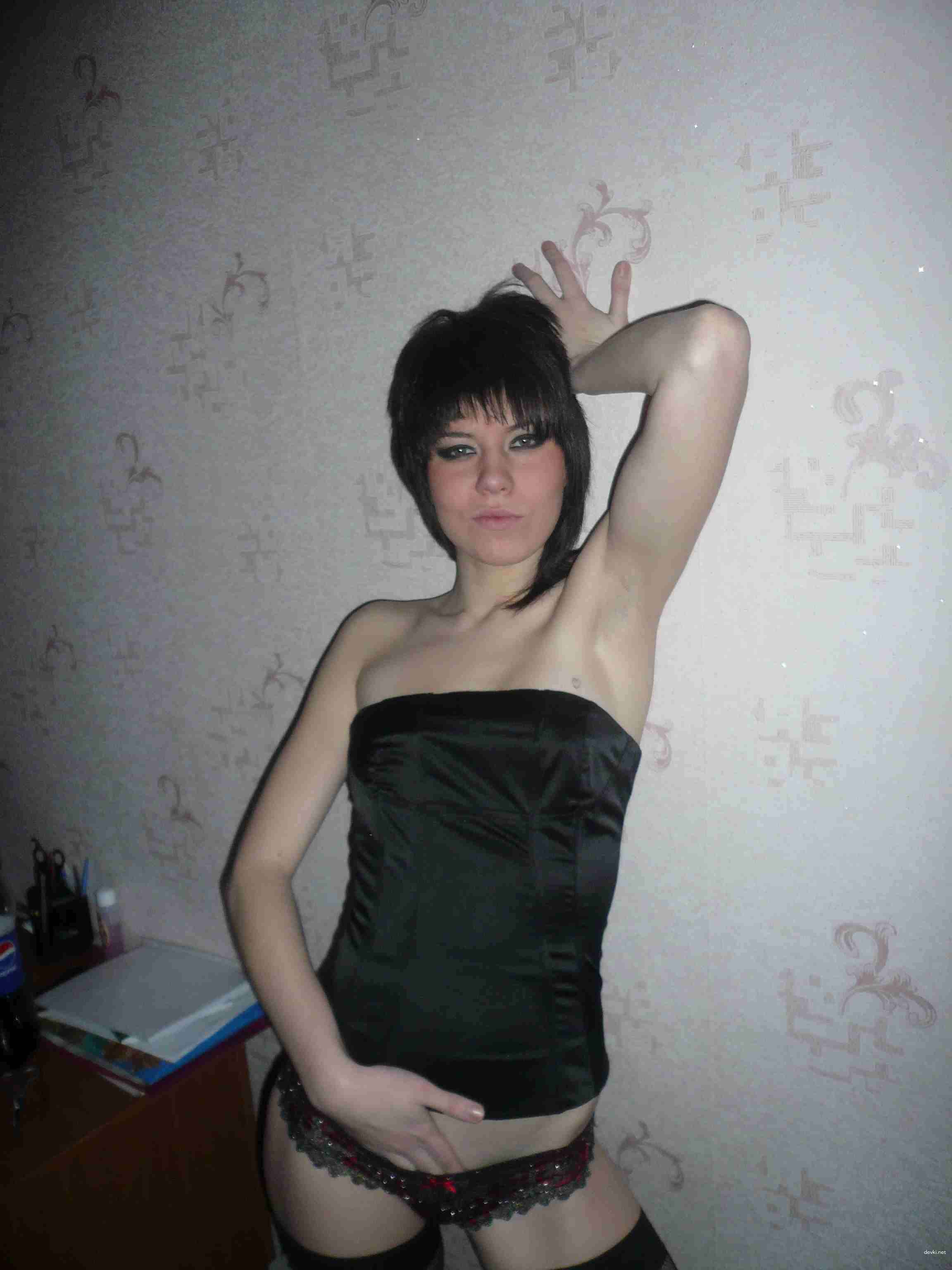 Hot and Naughty Girl Porn Photos: Sexy Babe Showing It All Off
