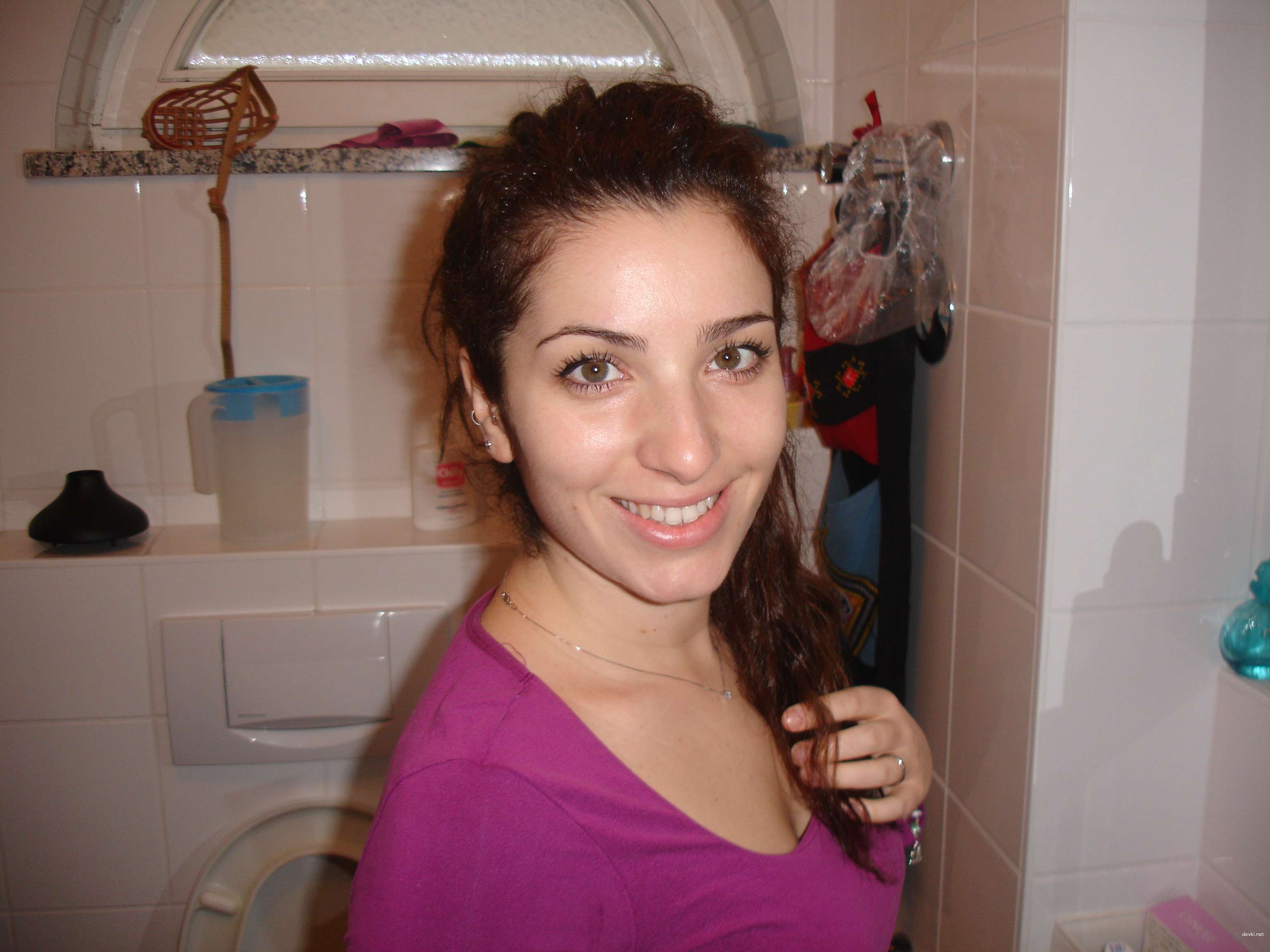 Amateur Girl Pussy Pics: Explicit Photos of Young Woman's Vagina