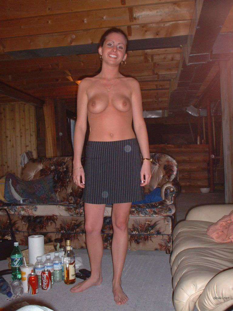 Hot Girl Shows Ass and Pussy in Amateur Photo
