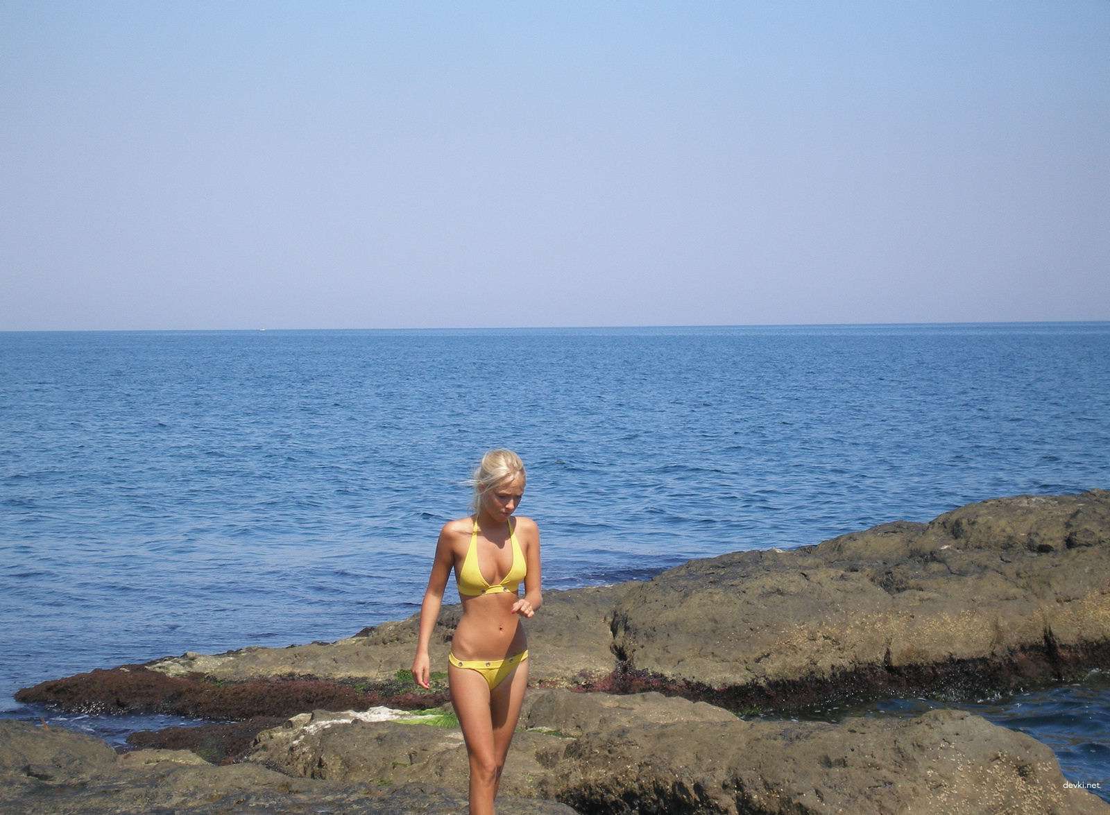 Hot Skinny Amateur Nude on Vacation: Explicit Beach Photo