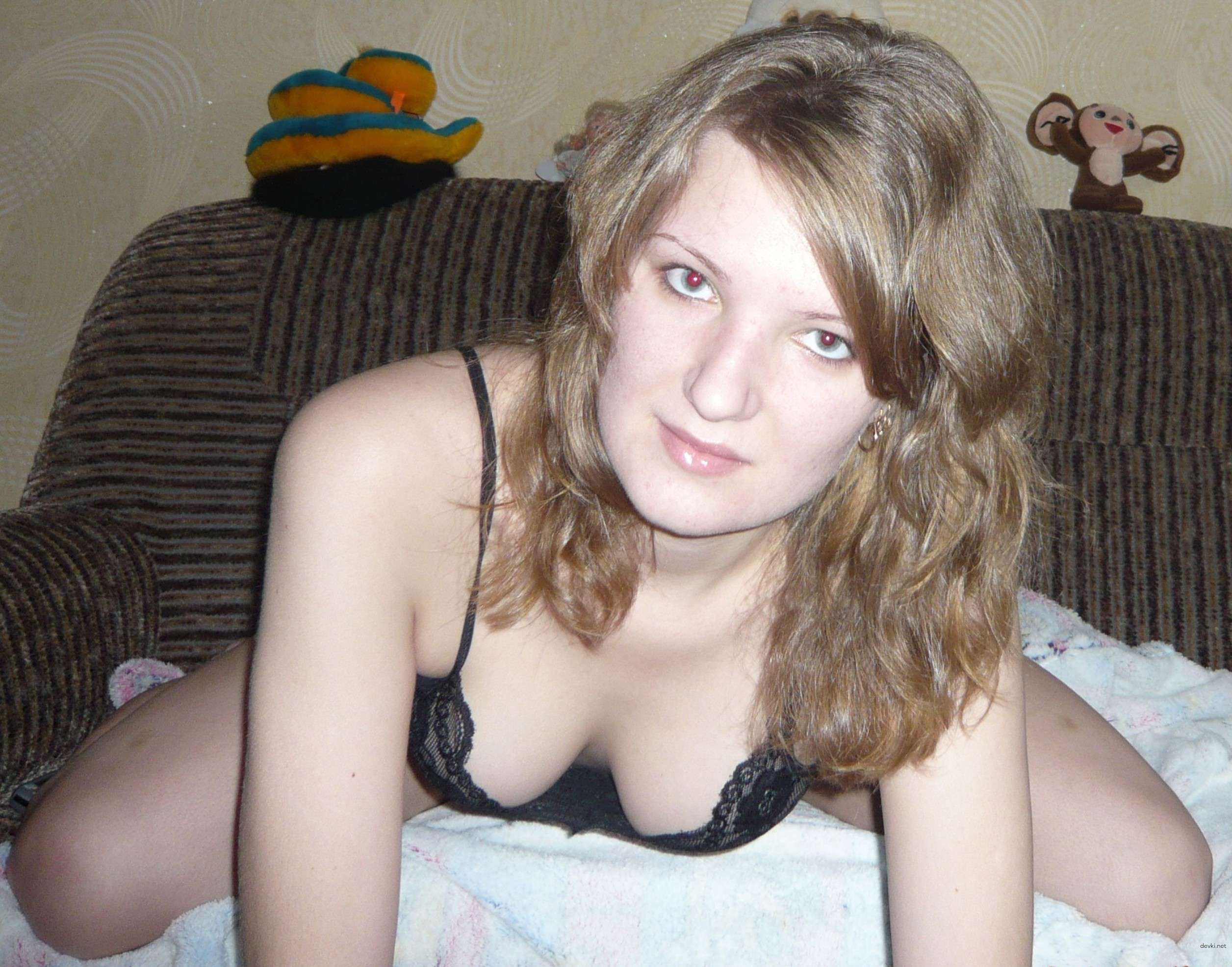 Russian Amateur Erotica: Explicit Home Photos of a Seductive Girl