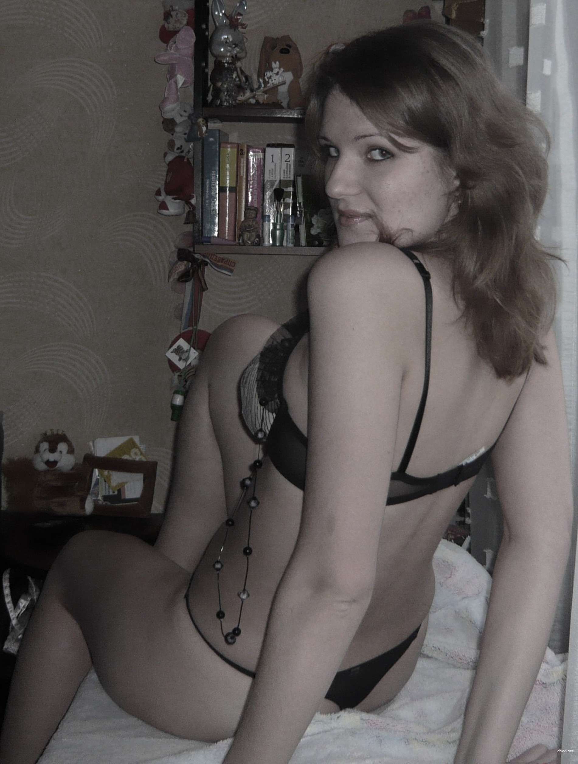 Russian Amateur Erotica: Explicit Home Photos of a Seductive Girl