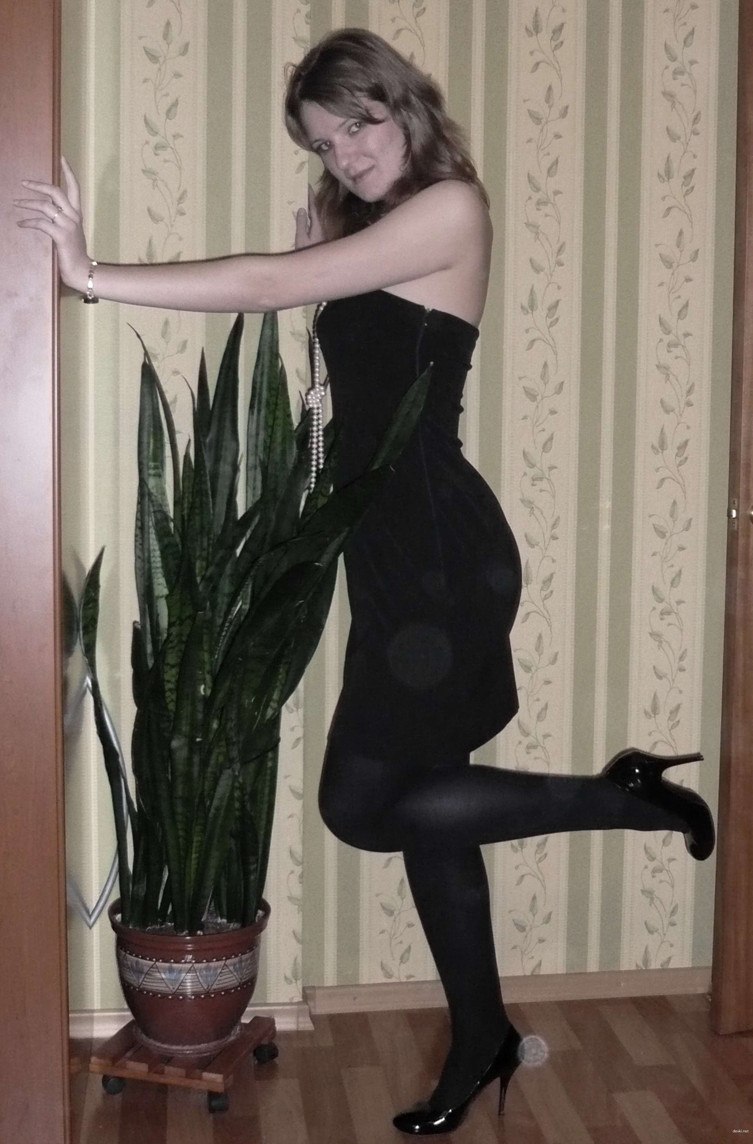 Russian Amateur Erotica: Explicit Home Photos of a Seductive Girl