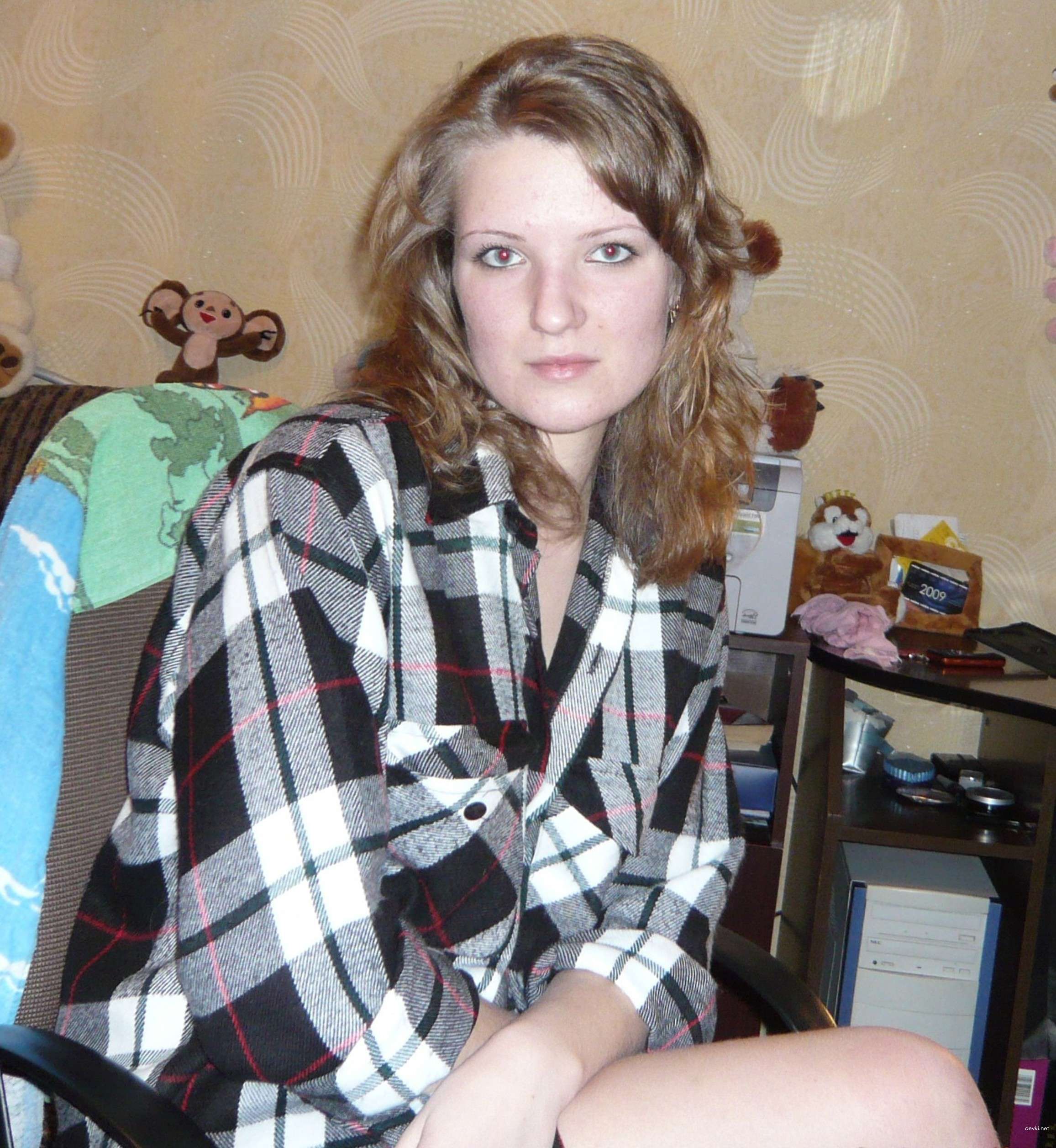 Russian Amateur Erotica: Explicit Home Photos of a Seductive Girl