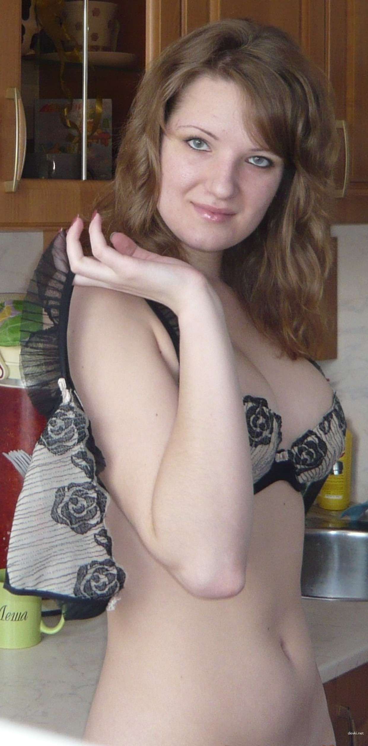 Russian Amateur Erotica: Explicit Home Photos of a Seductive Girl