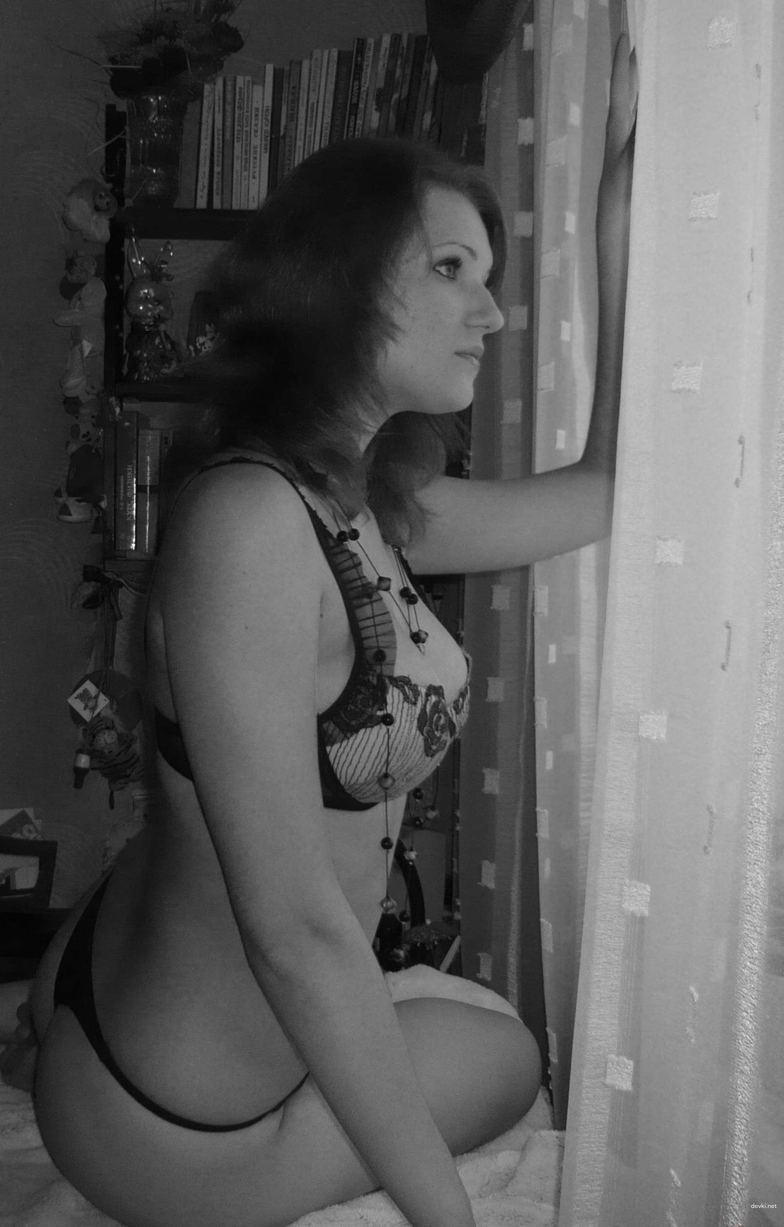 Russian Amateur Erotica: Explicit Home Photos of a Seductive Girl