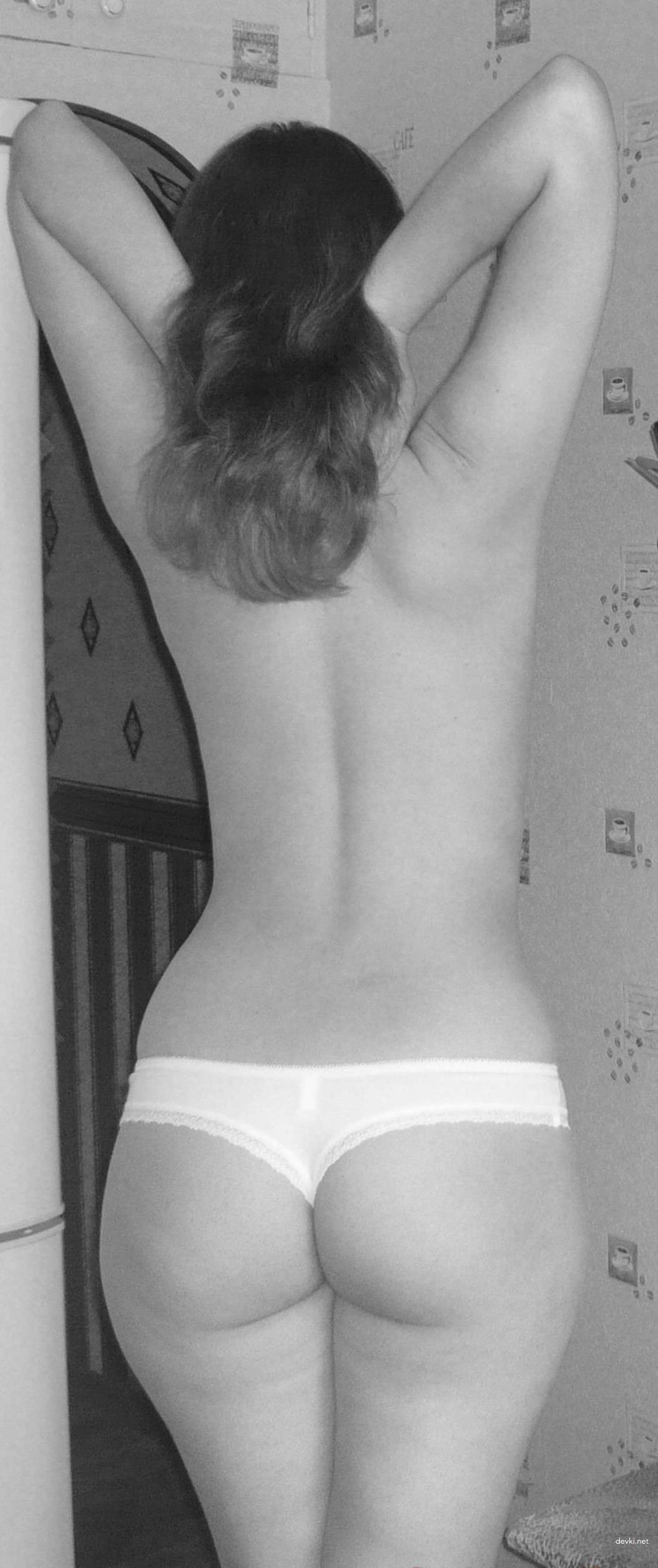 Russian Amateur Erotica: Explicit Home Photos of a Seductive Girl