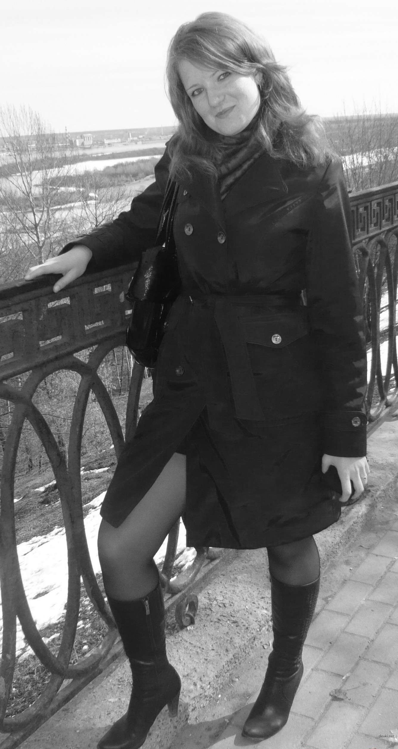 Russian Amateur Erotica: Explicit Home Photos of a Seductive Girl