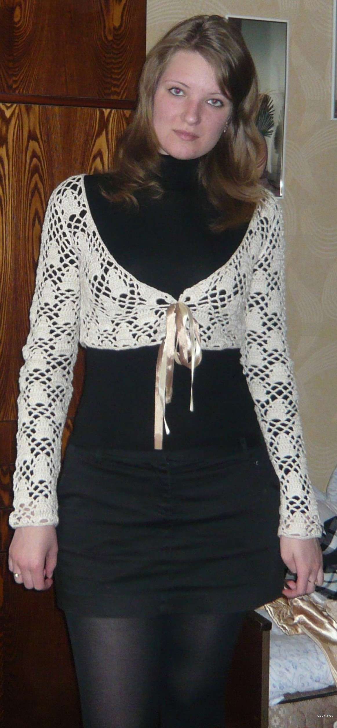 Russian Amateur Erotica: Explicit Home Photos of a Seductive Girl