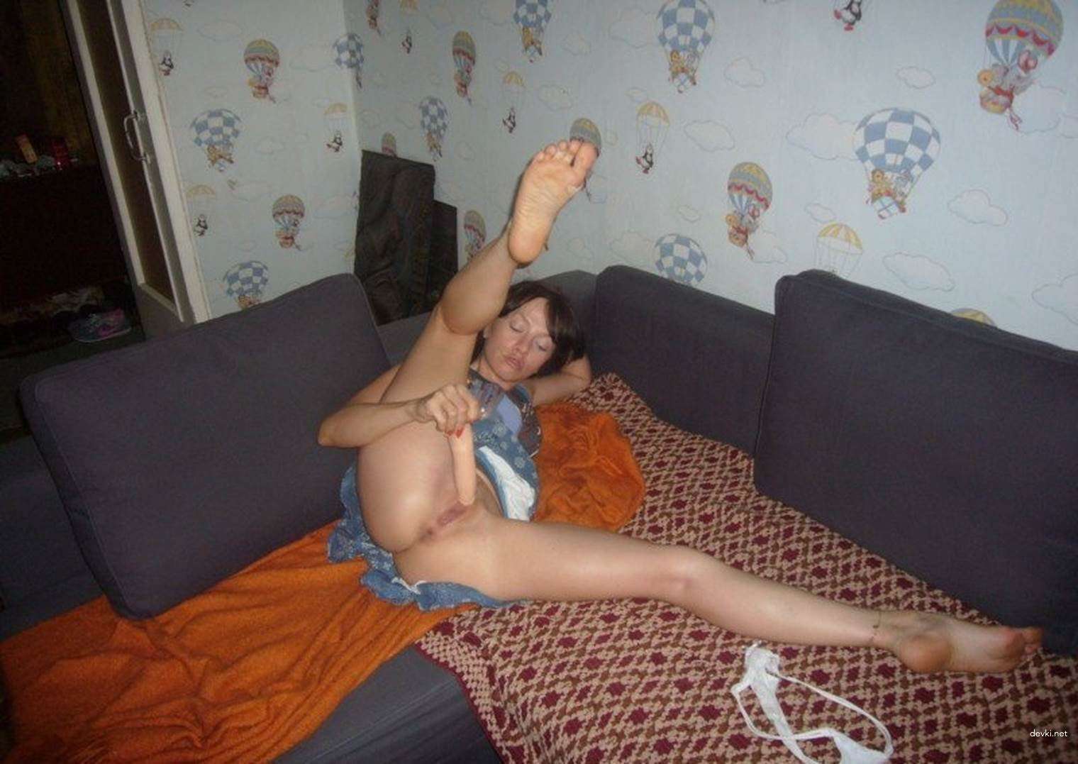Stimulating Friend: Explicit Amateur Photo Sparks Desire