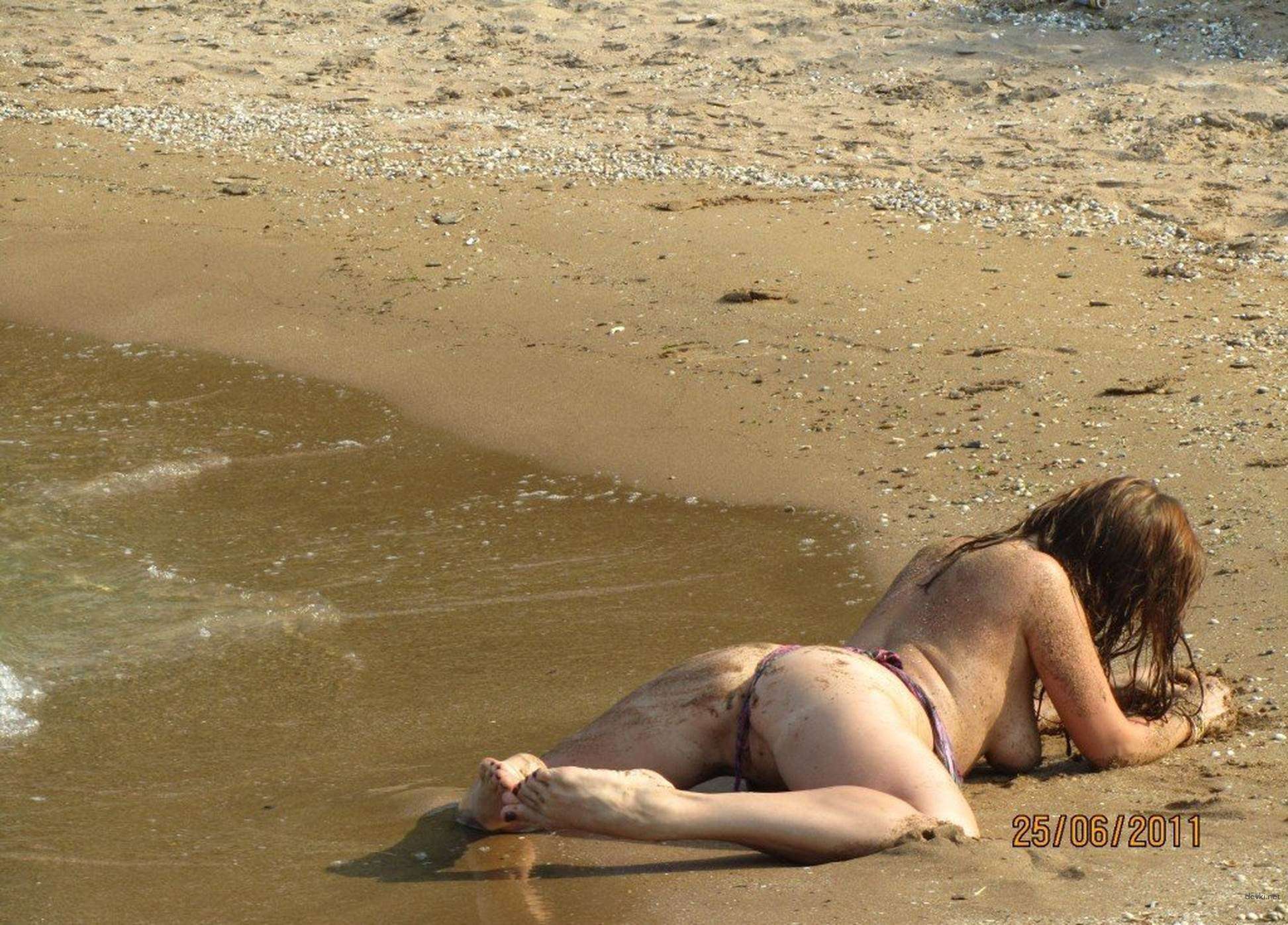 Stimulating Friend: Explicit Amateur Photo Sparks Desire
