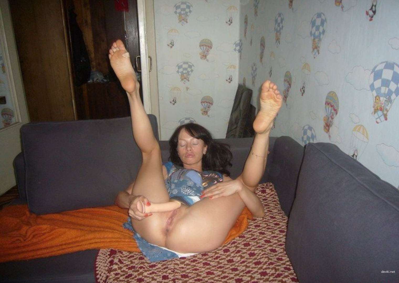 Stimulating Friend: Explicit Amateur Photo Sparks Desire
