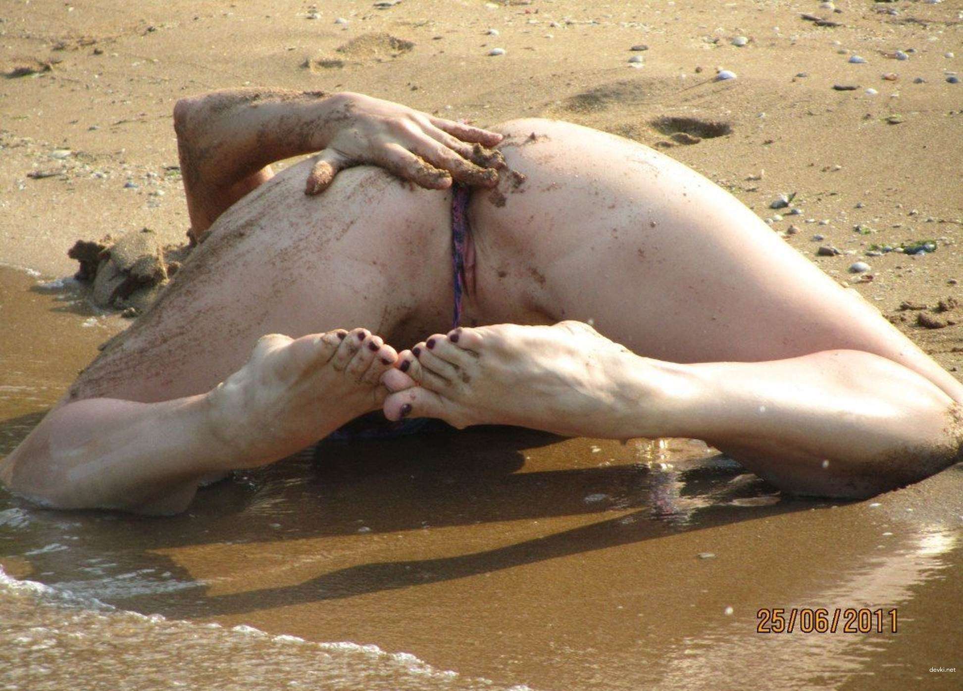Stimulating Friend: Explicit Amateur Photo Sparks Desire