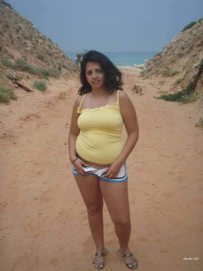 Naked BBW at the Beach: Explicit Curvy Babe Shows It All