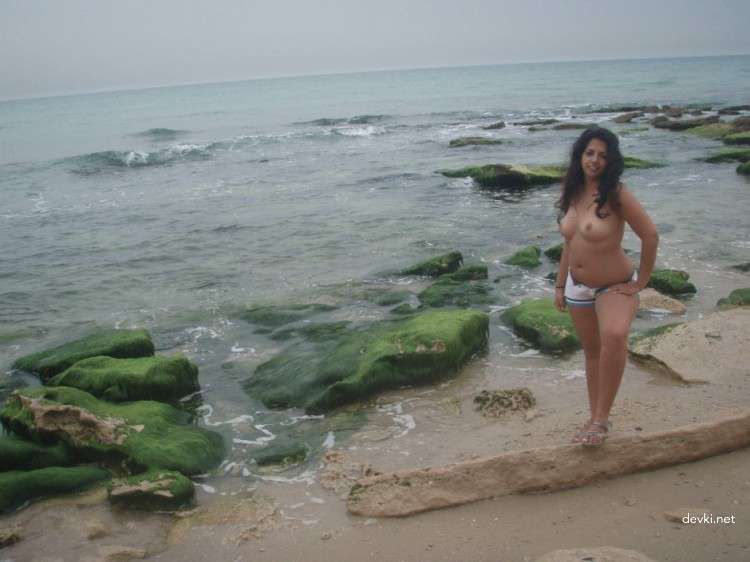 Naked BBW at the Beach: Explicit Curvy Babe Shows It All