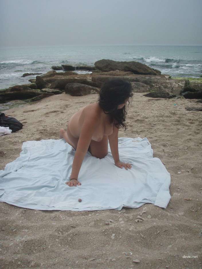 Naked BBW at the Beach: Explicit Curvy Babe Shows It All