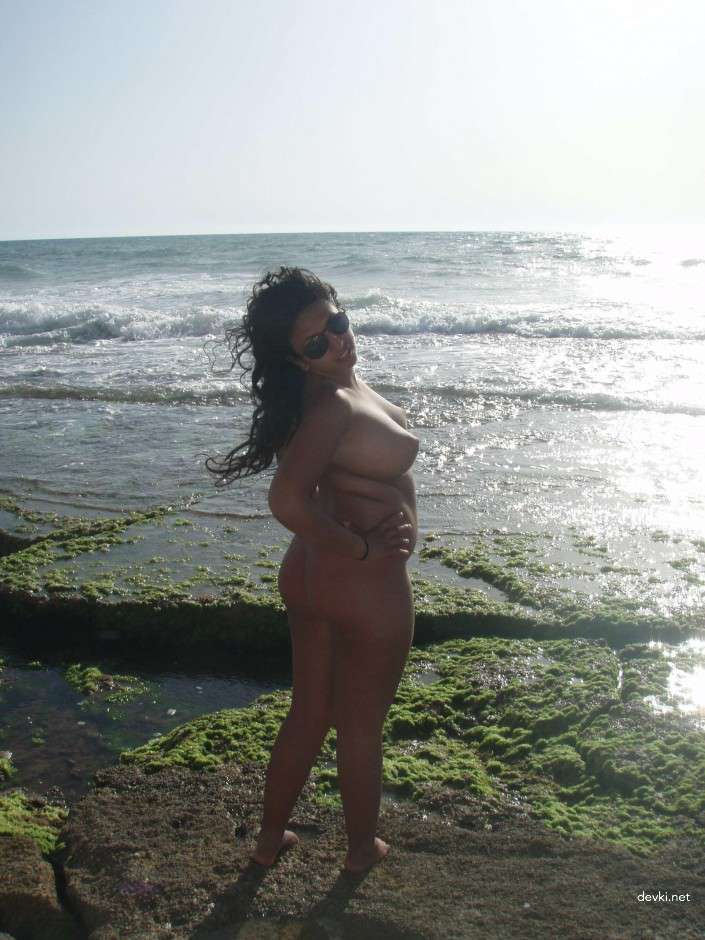 Naked BBW at the Beach: Explicit Curvy Babe Shows It All