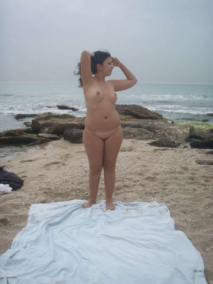 Naked BBW at the Beach: Explicit Curvy Babe Shows It All