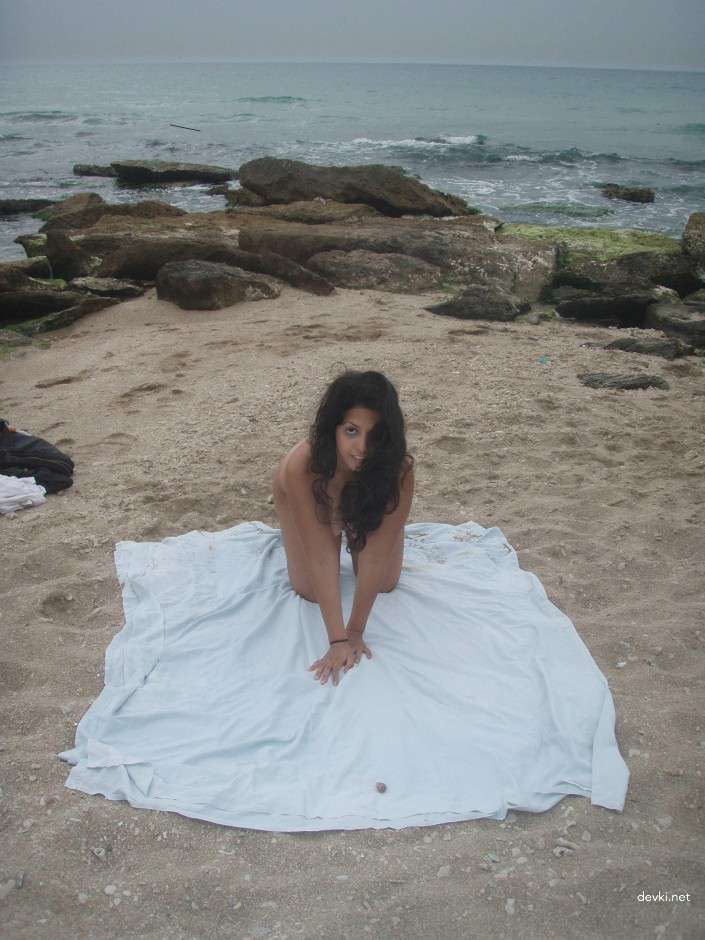 Naked BBW at the Beach: Explicit Curvy Babe Shows It All