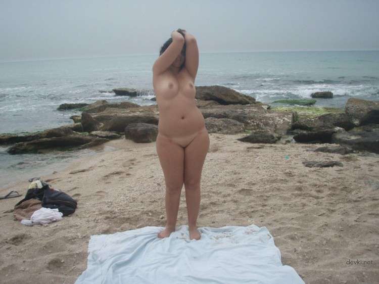 Naked BBW at the Beach: Explicit Curvy Babe Shows It All