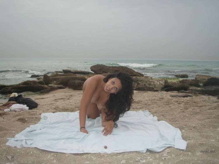 Naked BBW at the Beach: Explicit Curvy Babe Shows It All