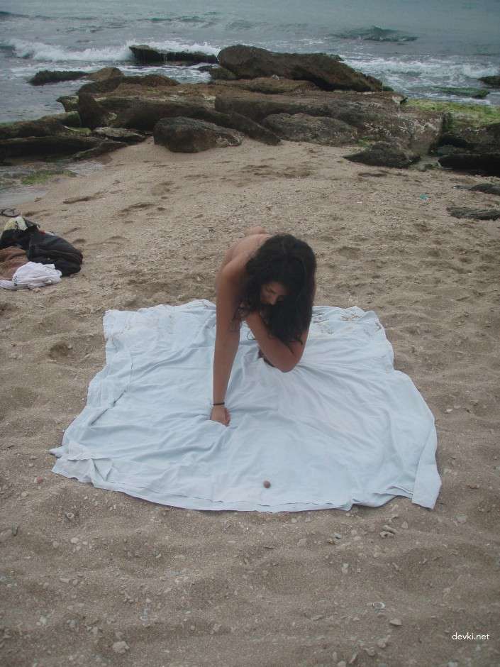 Naked BBW at the Beach: Explicit Curvy Babe Shows It All