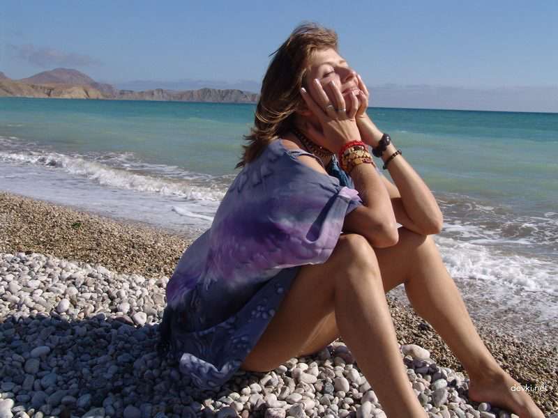 Naked Beach Babe with Hairy Bush Poses Explicitly in Amateur Photo
