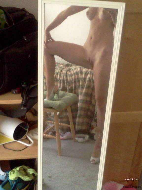 Private Photo of a Sexy Posing Babe - Explicit Amateur XXX Pic