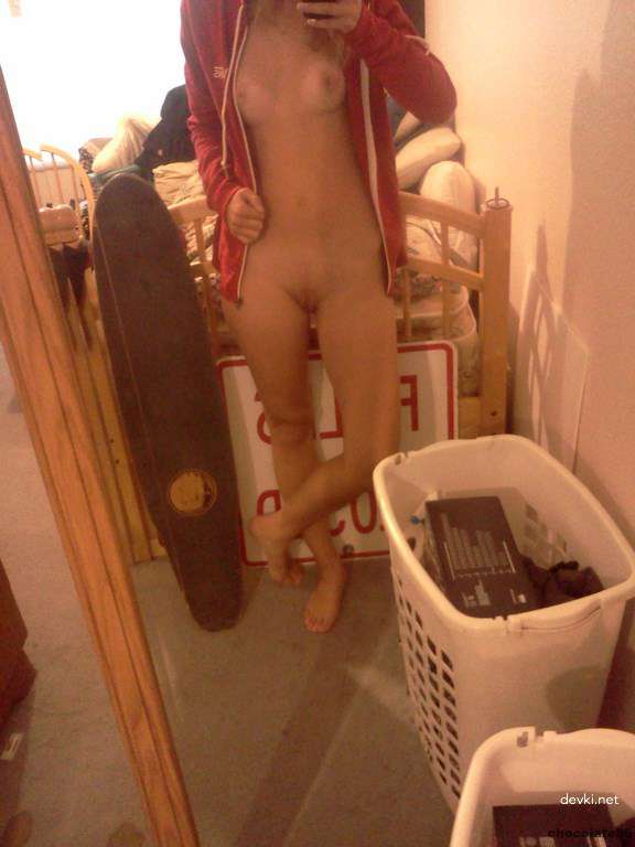 Private Photo of a Sexy Posing Babe - Explicit Amateur XXX Pic