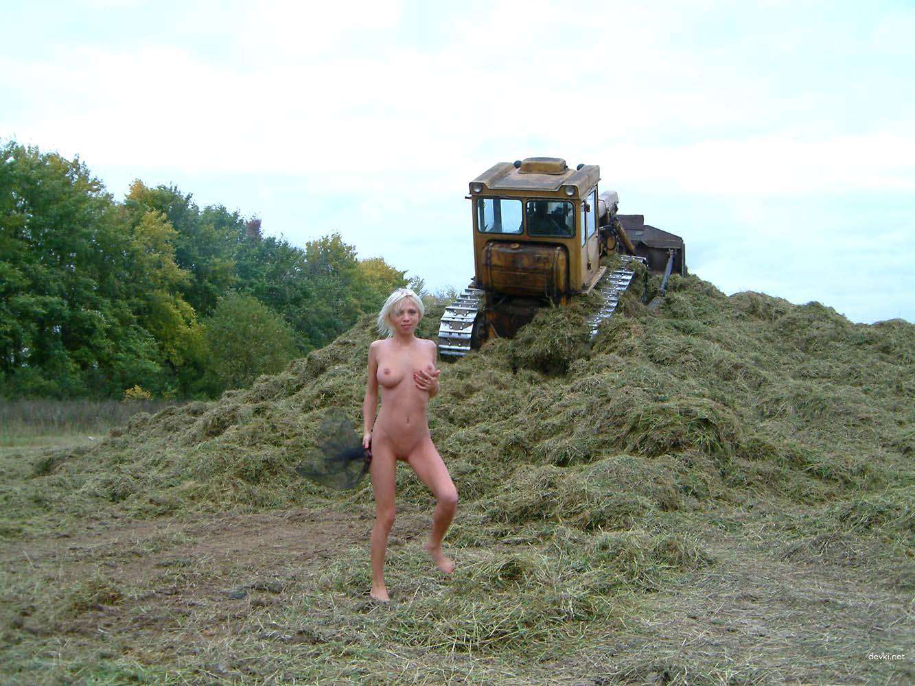 Explicit Blonde Nude on Hay - Amateur Outdoor XXX Photos
