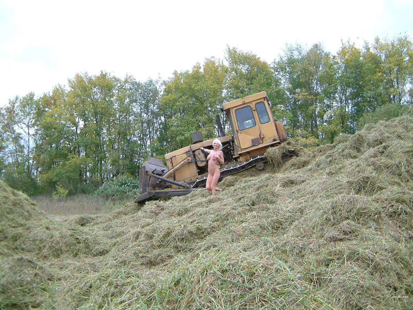 Explicit Blonde Nude on Hay - Amateur Outdoor XXX Photos
