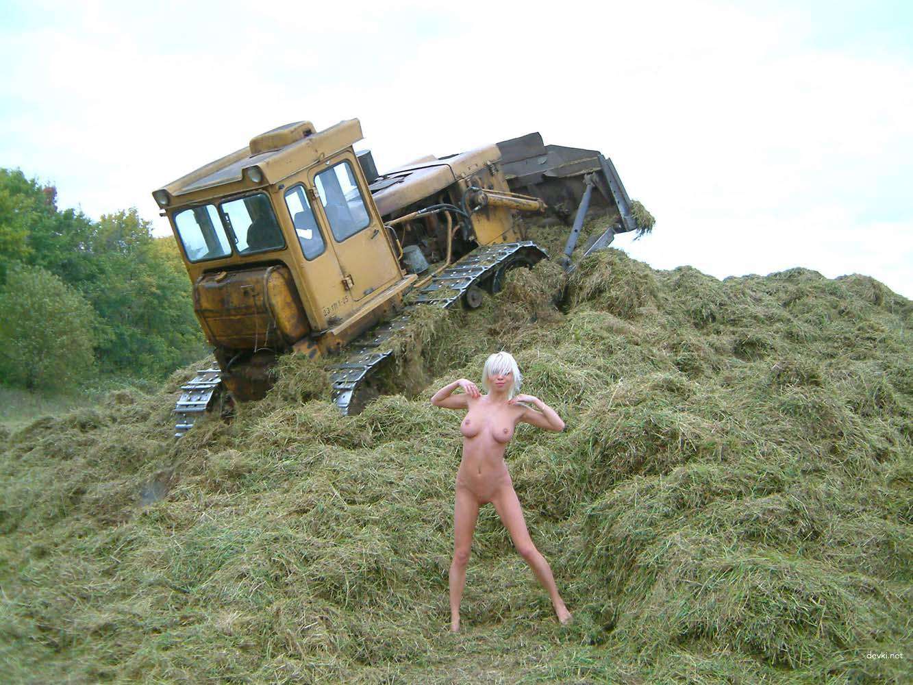Explicit Blonde Nude on Hay - Amateur Outdoor XXX Photos