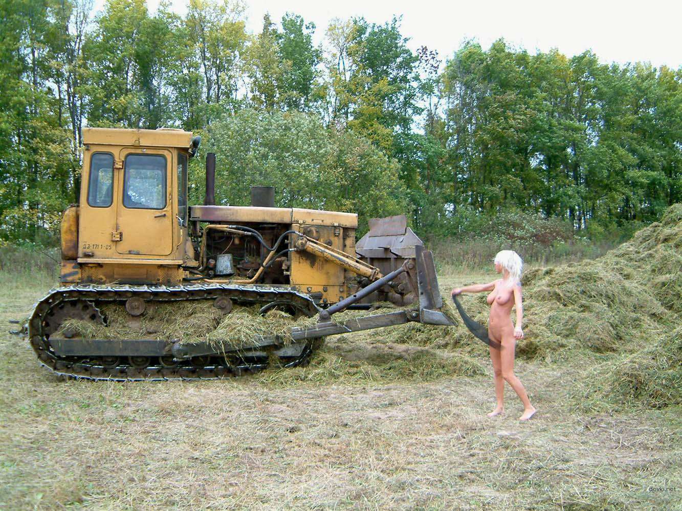 Explicit Blonde Nude on Hay - Amateur Outdoor XXX Photos