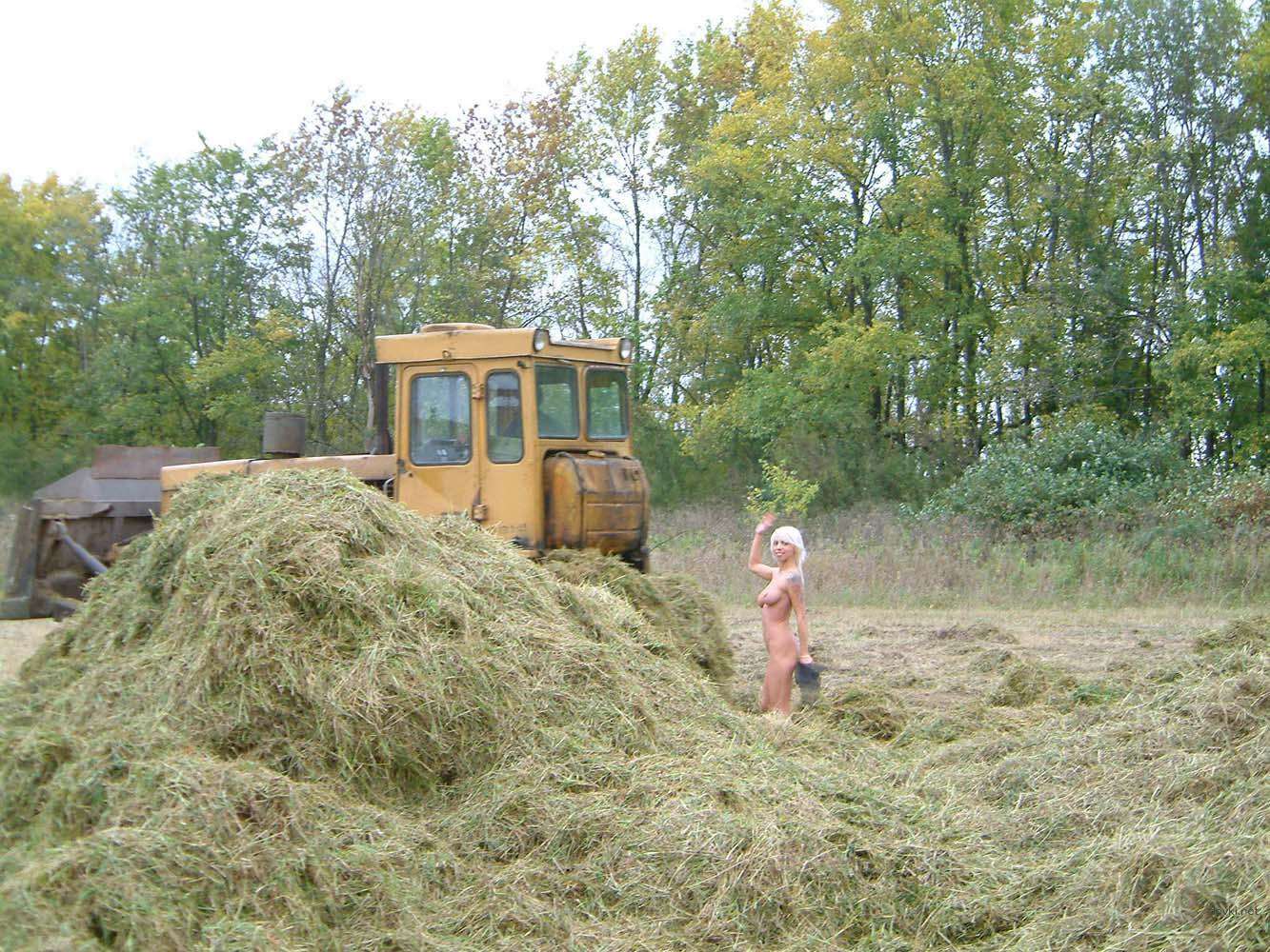 Explicit Blonde Nude on Hay - Amateur Outdoor XXX Photos