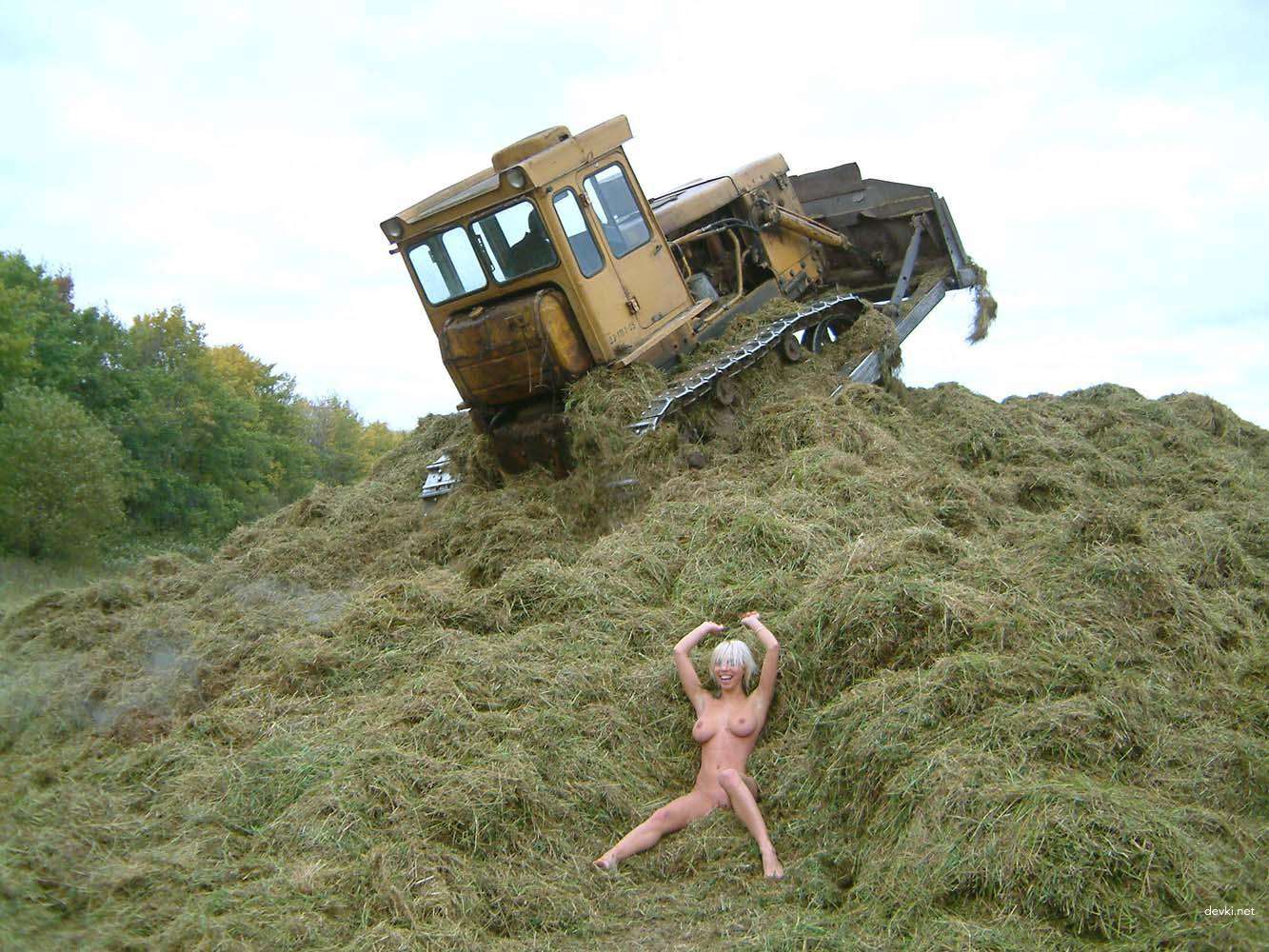 Explicit Blonde Nude on Hay - Amateur Outdoor XXX Photos
