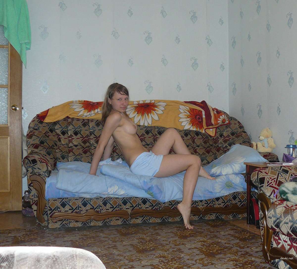 Naked Girl Bored: Explicit Amateur Photo Shoot