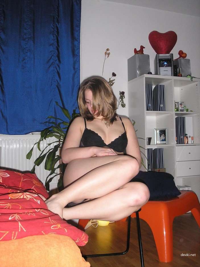 Amateur Strips Naked and Poses Explicitly for Photoshoot
