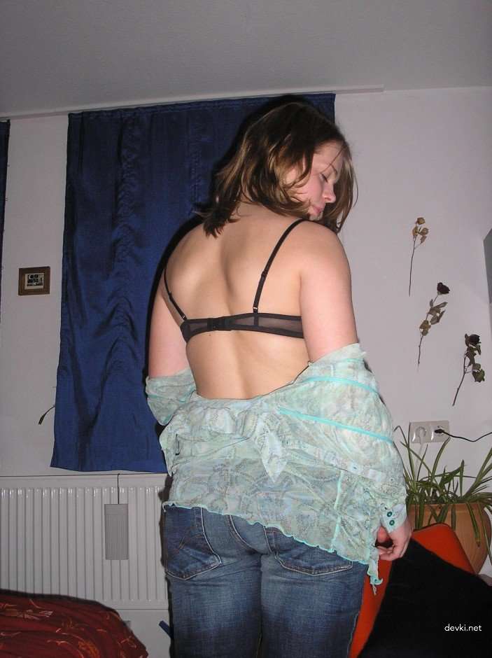 Amateur Strips Naked and Poses Explicitly for Photoshoot