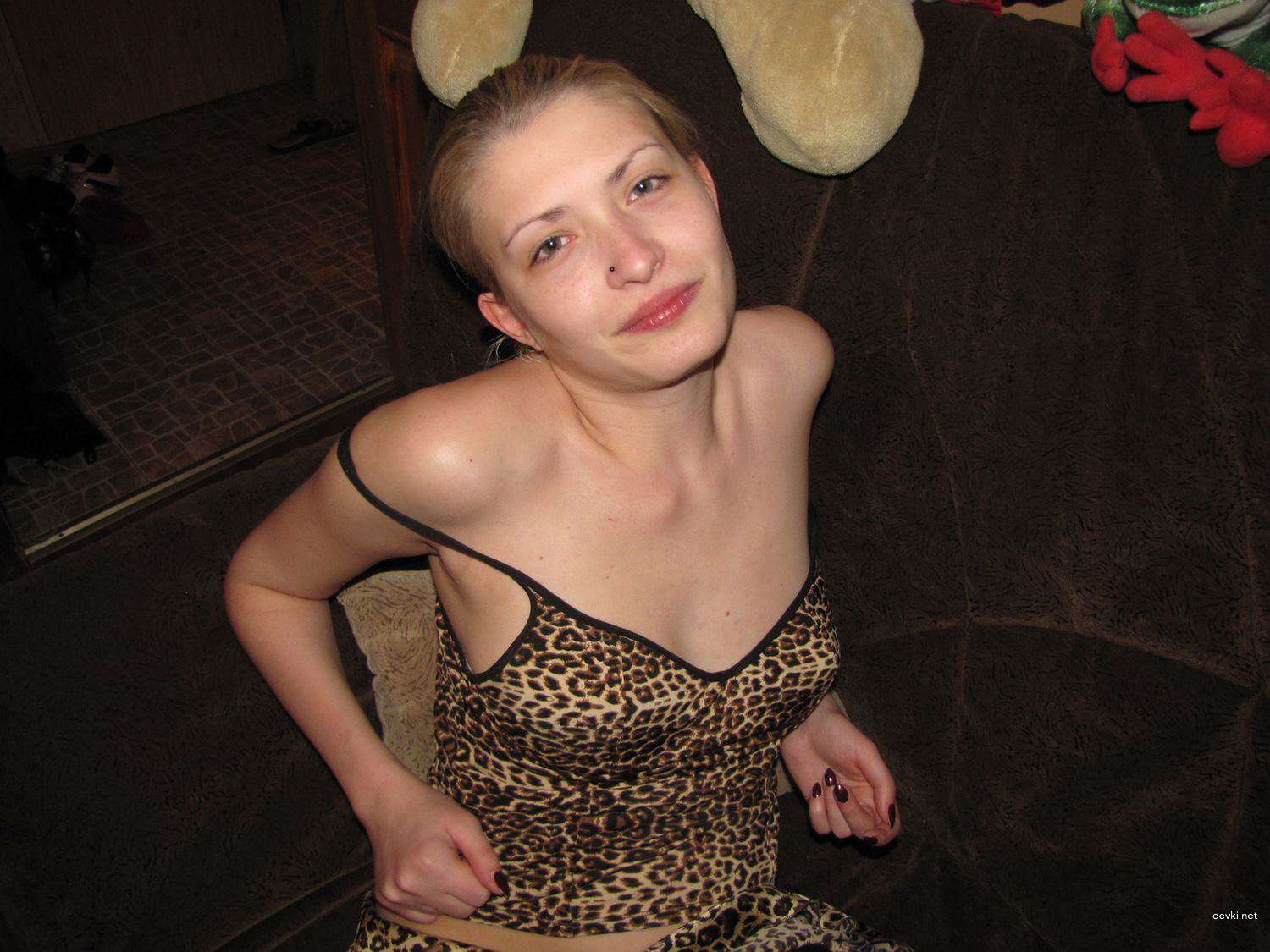 Amateur Shows Off Naked Butt: Explicit Photo
