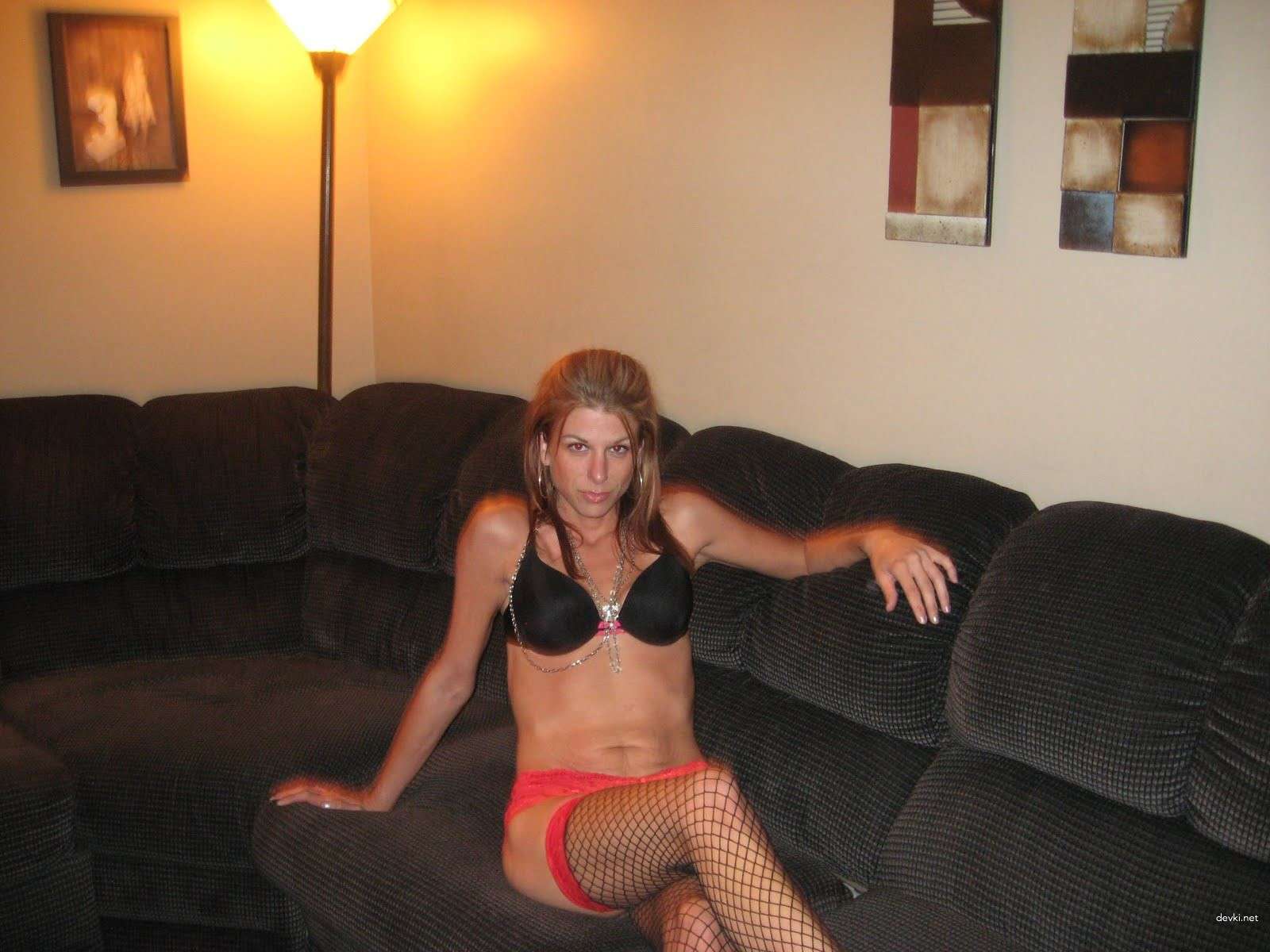 Mature Woman Poses Nude: Explicit Amateur Photo Shoot